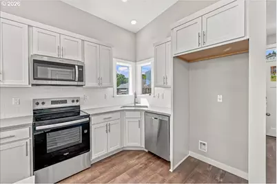 200 Black Hawk Ct, Columbia City, OR 97018 - Photo 11