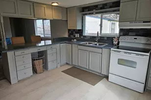 380 W Gregory Rd, Central Point, OR 97502 - Photo 3