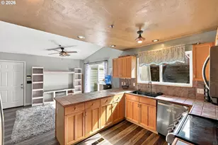 729 N 8th St, Coos Bay, OR 97420 - Photo 13