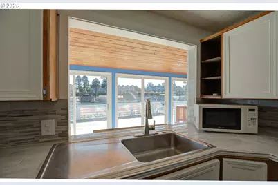 300 NE Tomahawk Island Dr #E10, Portland, OR 97035 - Photo 7