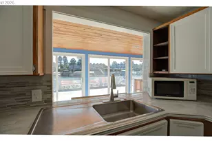 300 NE Tomahawk Island Dr, Portland, OR 97035 - Photo 7