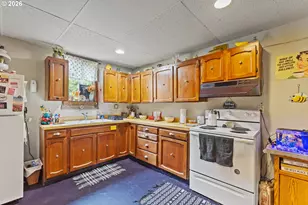 725 B St, Myrtle Point, OR 97458 - Photo 11