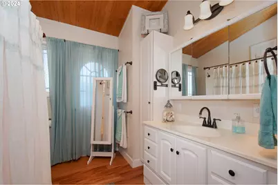 584 N Tomahawk Island Dr, Portland, OR 97217 - Photo 37