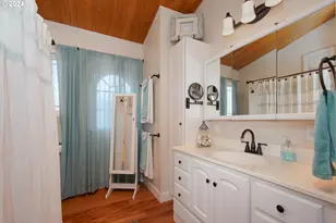 584 N Tomahawk Island Dr, Portland, OR 97217 - Photo 37