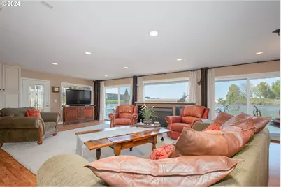 584 N Tomahawk Island Dr, Portland, OR 97217 - Photo 7