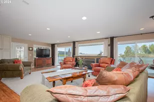 584 N Tomahawk Island Dr, Portland, OR 97217 - Photo 7