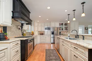 584 N Tomahawk Island Dr, Portland, OR 97217 - Photo 17