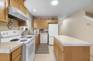 9304 N Richmond Ave, Portland, OR 97203 - Photo 5