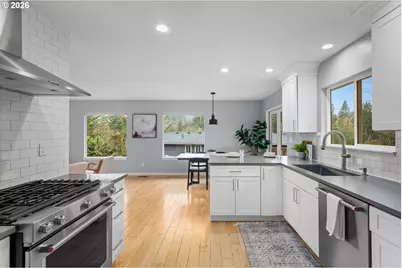 901 SW Maplecrest Ct, Portland, OR 97219 - Photo 15