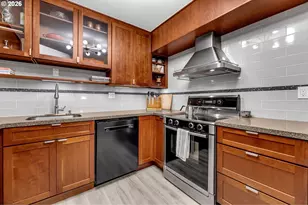 2021 SW Main St, Portland, OR 97205 - Photo 9