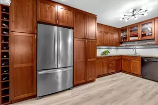 2021 SW Main St, Portland, OR 97205 - Photo 9