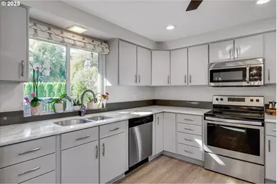 2074 SE Linden Pl, Gresham, OR 97080 - Photo 13