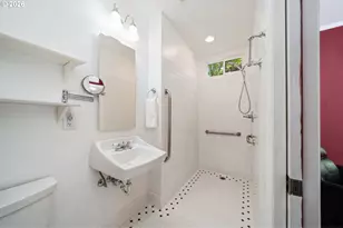 660 SW Evans St, Portland, OR 97219 - Photo 23