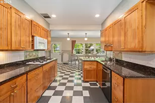 660 SW Evans St, Portland, OR 97219 - Photo 3