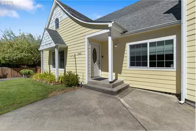 1562 NW Calkins Ave, Roseburg, OR 97471 - Photo 3