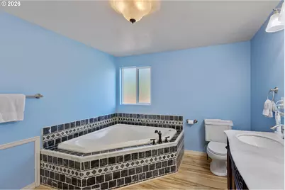 1562 NW Calkins Ave, Roseburg, OR 97471 - Photo 21
