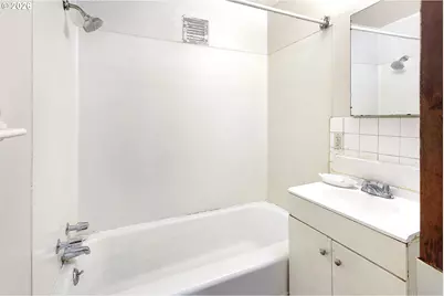 915 NE 4th St, Gresham, OR 97030 - Photo 3