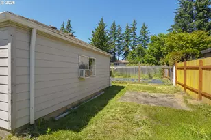 915 NE 4th St, Gresham, OR 97030 - Photo 9