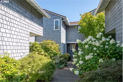 615 N Tomahawk Island Dr, Portland, OR 97217 - Photo 1