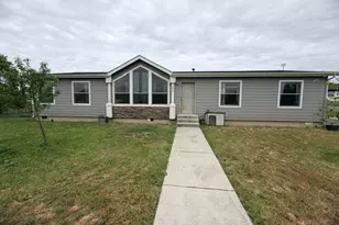 880 N 11th Ave, Elgin, OR 97827 - Photo 1