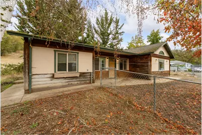 3248 NE Johnson St, Roseburg, OR 97470 - Photo 1