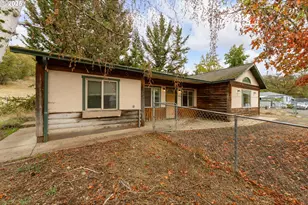 3248 NE Johnson St, Roseburg, OR 97470 - Photo 1