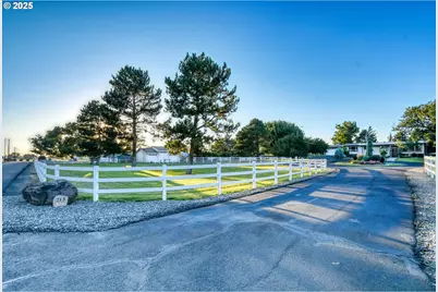 213 E McKinney Ave, Hermiston, OR 97838 - Photo 1
