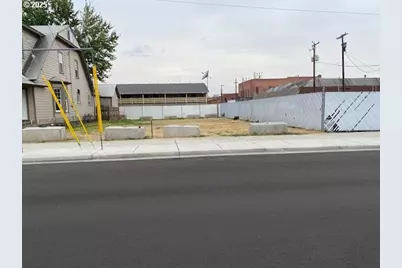 241 SE 3rd St, Pendleton, OR 97801 - Photo 1