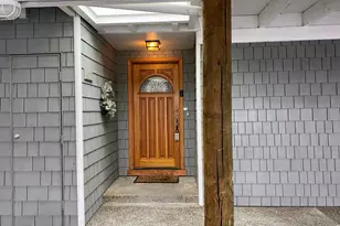 605 N Tomahawk Island Dr, Portland, OR 97217 - Photo 1