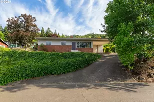 2431 W Crestview Ave, Roseburg, OR 97471 - Photo 1