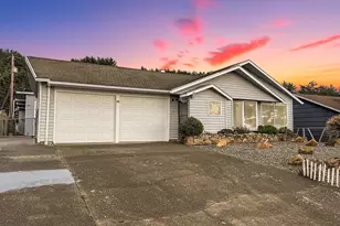 30411 Driftwood Dr, Gold Beach, OR 97444 - Photo 1