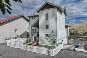 405 Elrod Ave, Maupin, OR 97037 - Photo 1