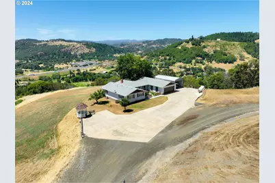 984 Wagontire Dr, Myrtle Creek, OR 97457 - Photo 1