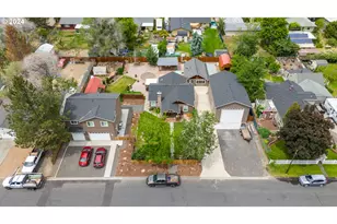 233 NW Cedar Ave, Redmond, OR 97756 - Photo 1