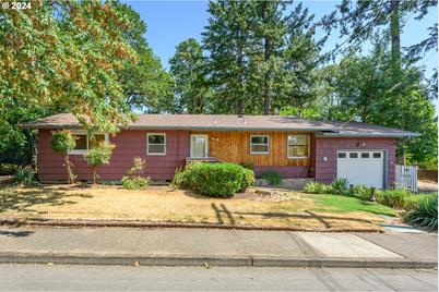 380 NW Douglas St, Dallas, OR 97338 - Photo 1