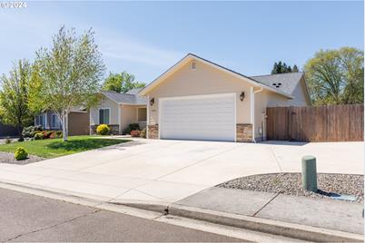 430 Serengeti Dr, Winston, OR 97496 - Photo 1