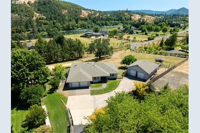 3952 Del Rio Rd, Roseburg, OR 97471 - Photo 1