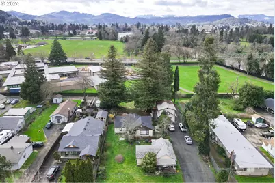 462 W Ballf St, Roseburg, OR 97471 - Photo 1