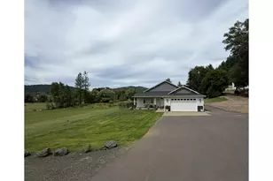946 S Calapooia St, Sutherlin, OR 97479 - Photo 1