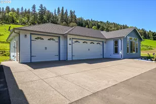 384 Ladybug Ln, Roseburg, OR 97470 - Photo 1