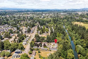 890 SE Roberts Ct, McMinnville, OR 97128 - Photo 1