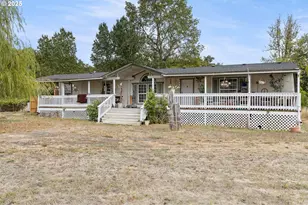 585 Fawn Dr, Roseburg, OR 97470 - Photo 1