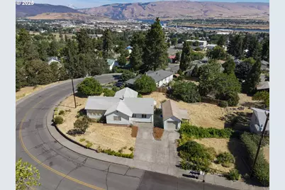 1835 W Scenic Dr, The Dalles, OR 97058 - Photo 1