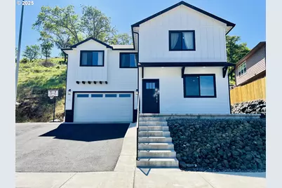992 SE Golden Eagle Ave, Roseburg, OR 97470 - Photo 1