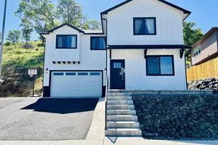 992 SE Golden Eagle Ave, Roseburg, OR 97470 - Photo 1