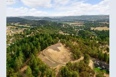 350 Pitchstone Ct, Roseburg, OR 97471 - Photo 1