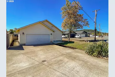 427 S State St, Sutherlin, OR 97479 - Photo 1
