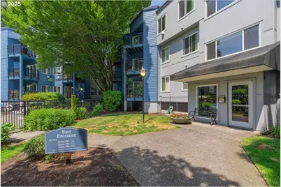 8720 SW Tualatin Rd #204, Tualatin, OR 97062 - Photo 1