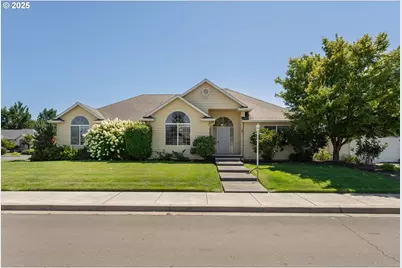 1123 NW Riverfront Dr, Roseburg, OR 97471 - Photo 1