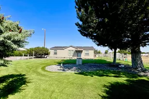 32415 E Loop Rd, Hermiston, OR 97838 - Photo 1